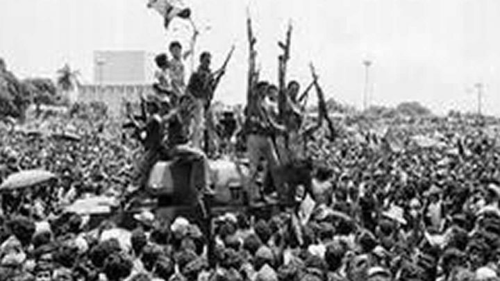 Pueblo Nicaragüense celebrando la liberación del país en la Plaza de la Revolución.