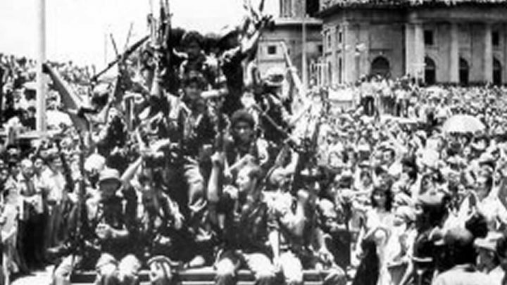 Pueblo Nicaragüense celebrando la liberación del país en la Plaza de la Revolución.
