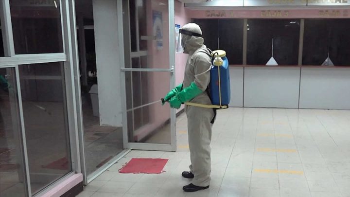 Efectivos Militares en jornada de desinfección.