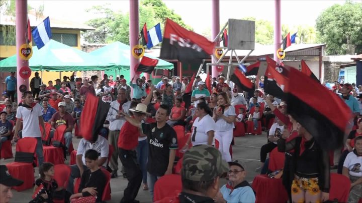 Militancia de El Sauce levanta la bandera del FSLN en conmemoración a la Revolución.