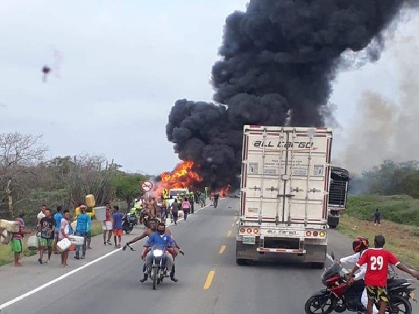 Explosión de camión que transportaba gasolina en Colombia 
