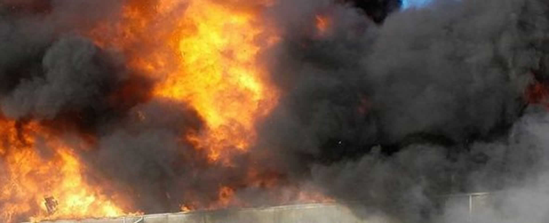 Explosión de fábrica en China deja daños en casas cercanas