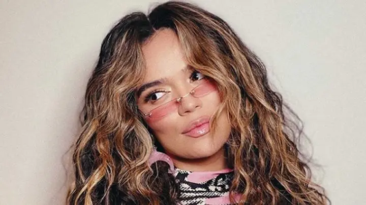 Karol G con lentes.