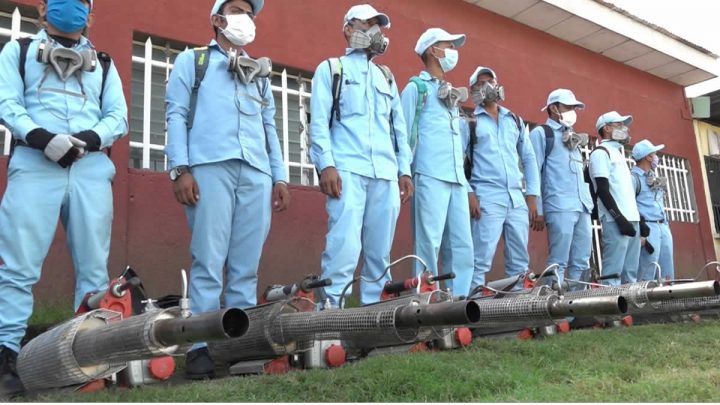 Brigadistas batallan contra los zancudos del barrio Laureles Sur