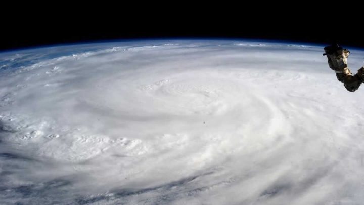 Imagen desde el espacio de un huracán sobre la tierra.