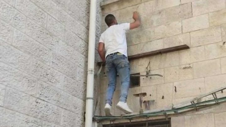 Palestino da el último adiós a su madre desde la ventana de un hospital 