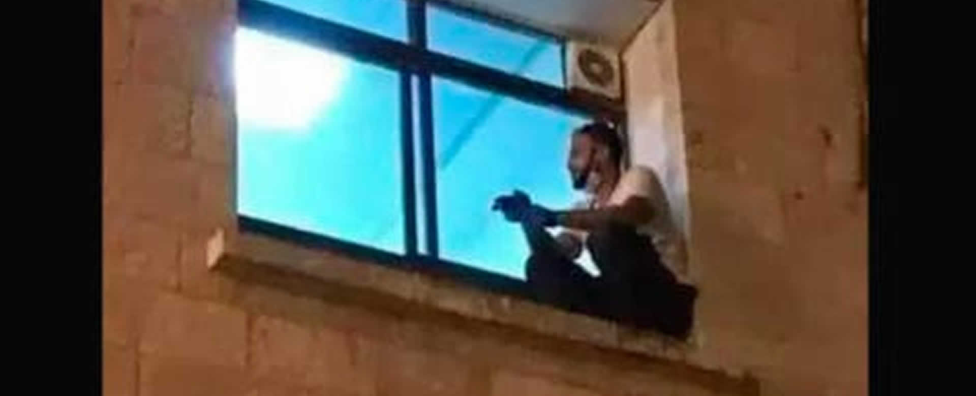 Palestino da el último adiós a su madre desde la ventana de un hospital