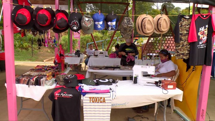 Puesto de venta de productos alusivos a la revolución sandinista.