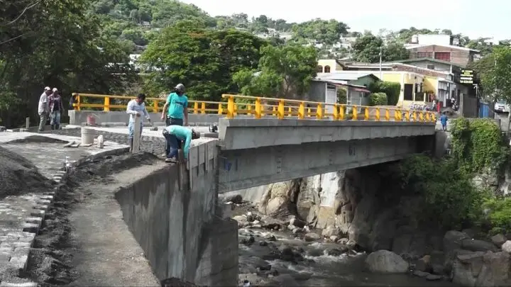 Obreros trabajando en puente vehicular en Matagalpa. 