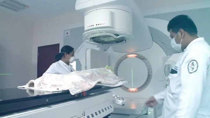 Especialista realizando tratamiento de radioterapia.  
