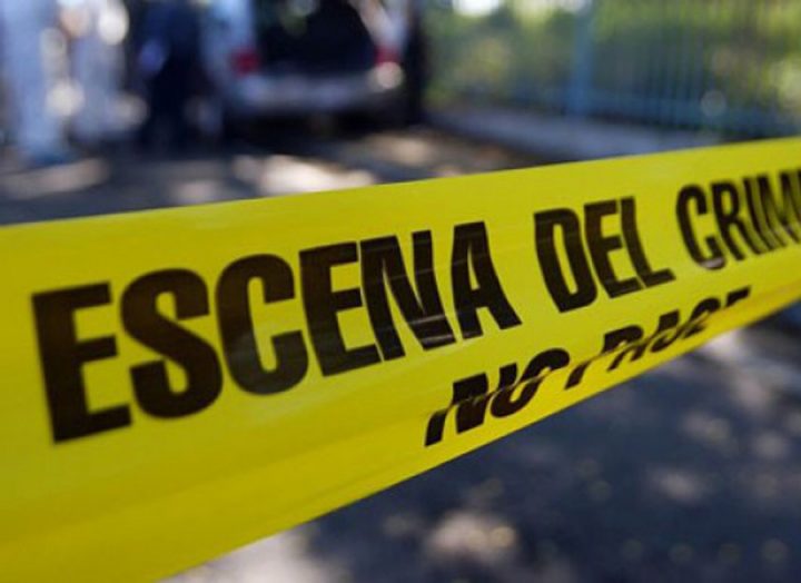 Sorprenden a una mujer cargando la cabeza de un anciano por las calles de México