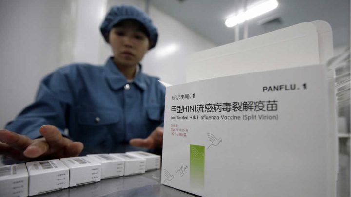 Trabajadora presentando medicamento en China.