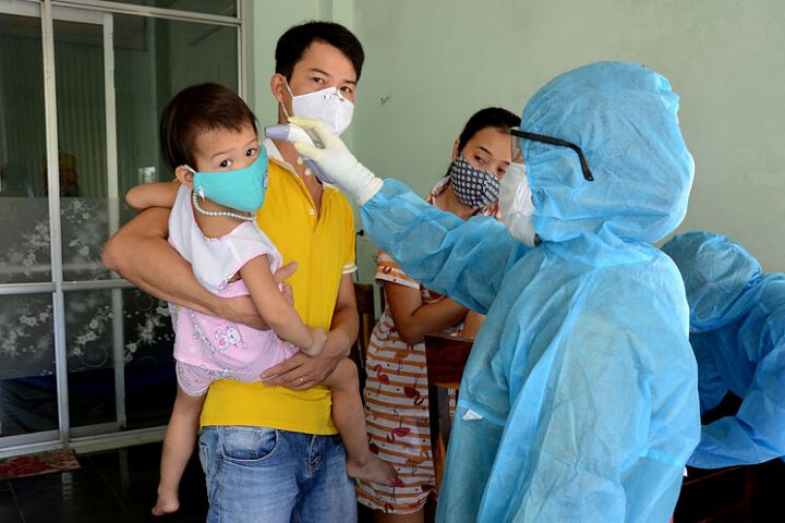Toma de temperatura a familia de Vietnam
