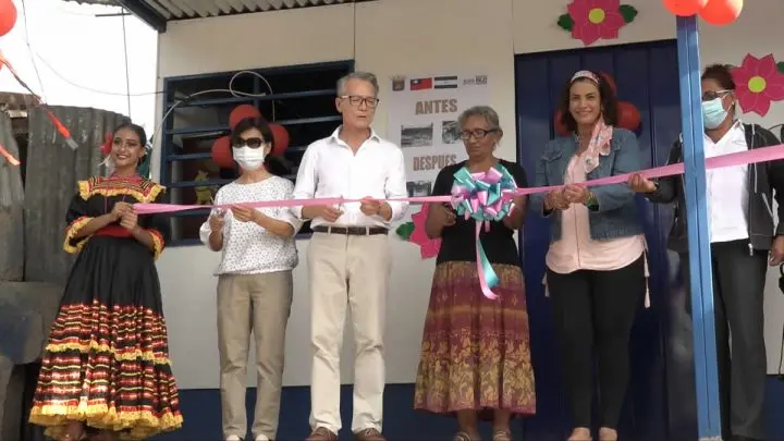 Embajador de Taiwán y Alcaldesa de Managua inauguran vivienda digna.