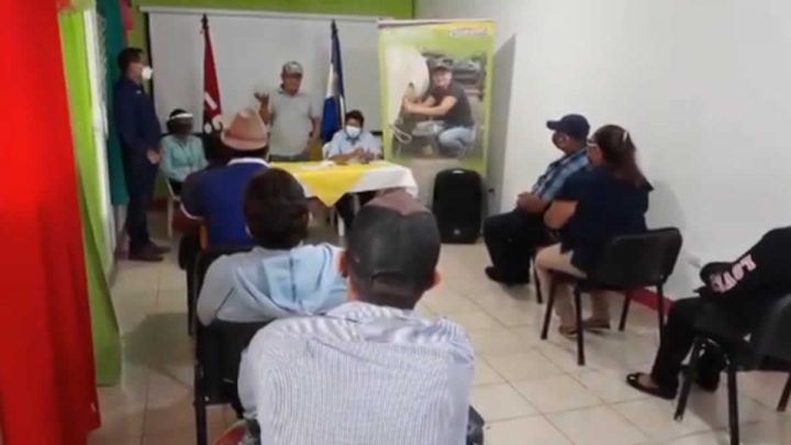 Productores en reunión para recibir la capitalización.