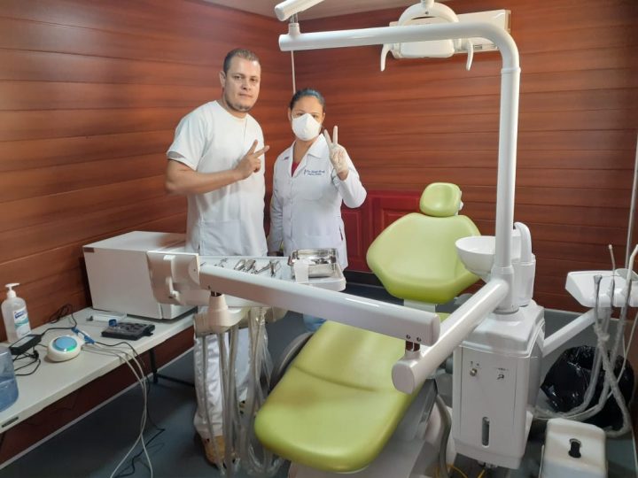 Médicos en las nuevas clínicas móviles