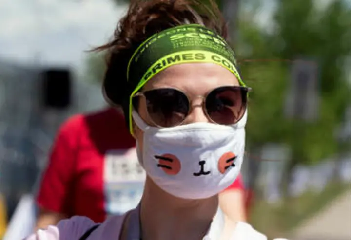 Mujer con mascarilla.
