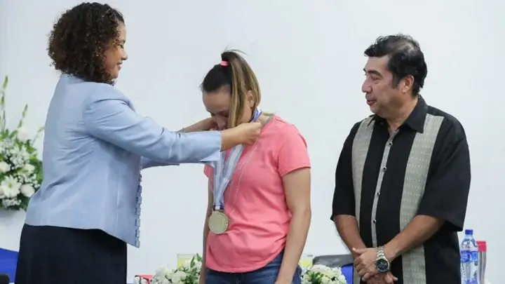Sheyla Flores tan grande cómo "Chocolatito"