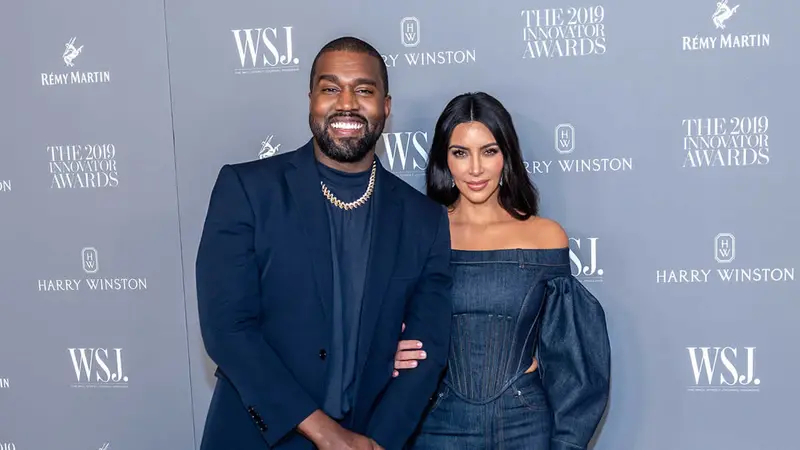 Kanye West junto a su esposa Kim Kardashian durante la Ceremonia The 2019 Innovator Awards.