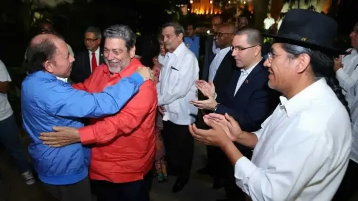 Presidente Daniel Ortega saluda al Primer Ministro de San Vicente y las Granadinas, Ralph Gonsalves, durante un acto del Gobierno de Nicaragua en 2018.