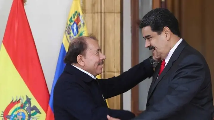 Presidente Daniel Ortega y Presidente Nicolás Maduro se saludan.