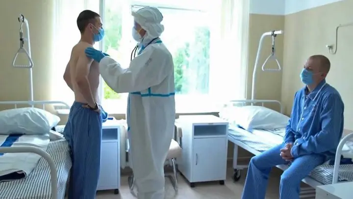 Un médico con los participantes de las pruebas clínicas de una vacuna contra el coronavirus, Moscú, Rusia.