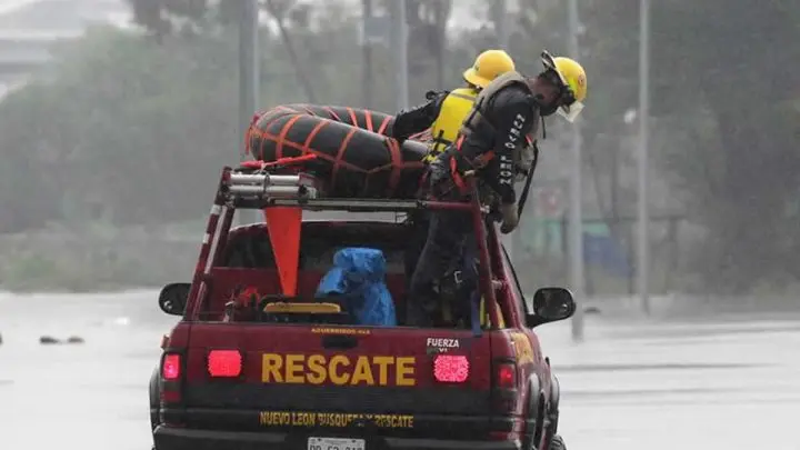 Rescatistas en las afueras de Monterrey, México, el 26 de julio de 2020
