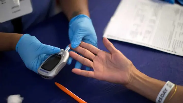 Médicos explican sobre cómo reducir el riesgo del COVID-19 en diabéticos