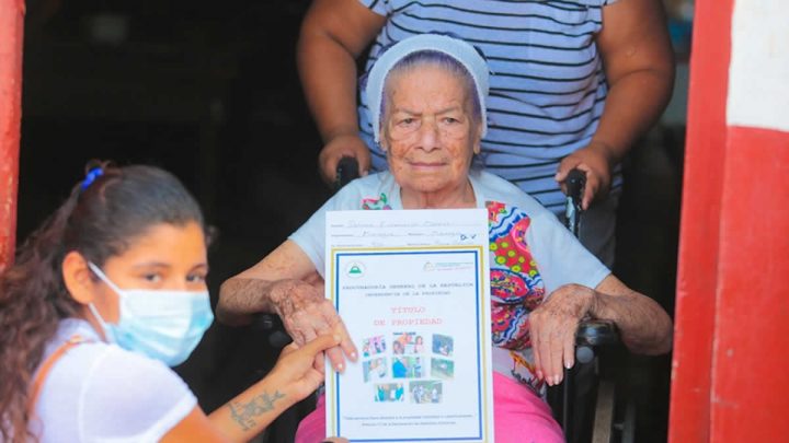 Señora de la tercera edad recibe Título de Propiedad.