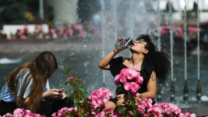 Mujeres en parque un día caluroso en Moscú, Rusia. 