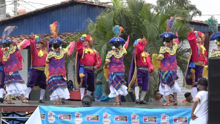 Familias disfrutan de una velada cultural en el Puerto Salvador Allende