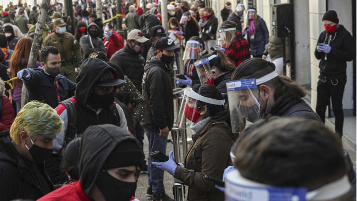 Funcionarios chilenos ayudan a ciudadanos a procesar la solicitud para retirar anticipadamente un porcentaje de su pensión. Santiago, 30 de julio de 2020.