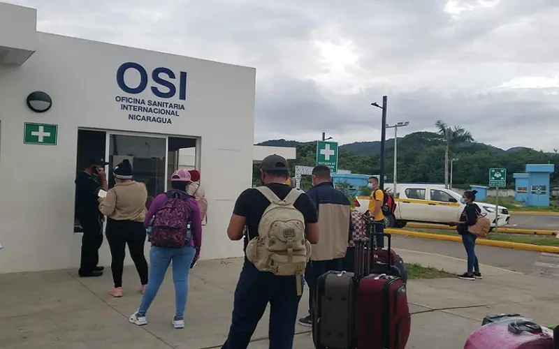 Ciudadanos hacen fila a las afueras de la Oficina sanitaria nicaragüense. 