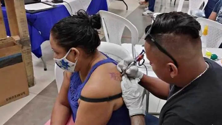 Artista realizado un tatuaje en le Festival del Tattoo