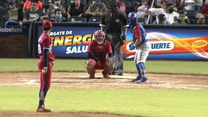 Jugador de los Dantos se prepara para lanzar la pelota a un jugador del Bóer.
