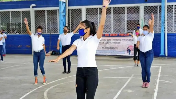 Alumnas bailando gimnasia rítmica en Colegio 14 de Septiembre en Managua.