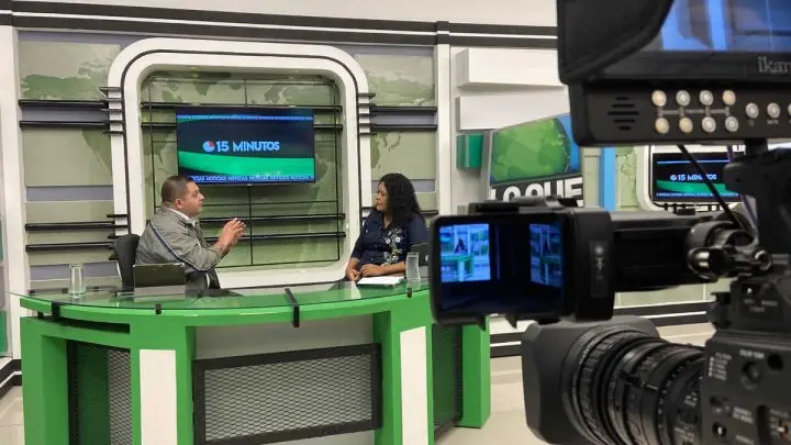 Roberto Zúñiga, Periodista de Canal 13 junto Justa Pérez, Ministra del MEFCCA.