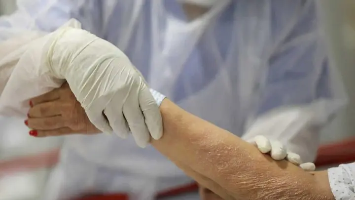 Doctores atendiendo a paciente.