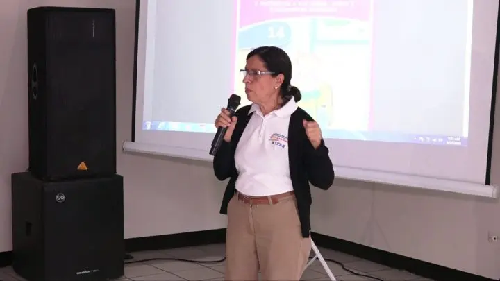 Técnica del MIFAN imparte taller sobre la Escuela de Valores.