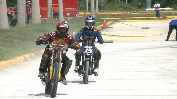 Carrera de motos en el Puerto Salvador Allende.