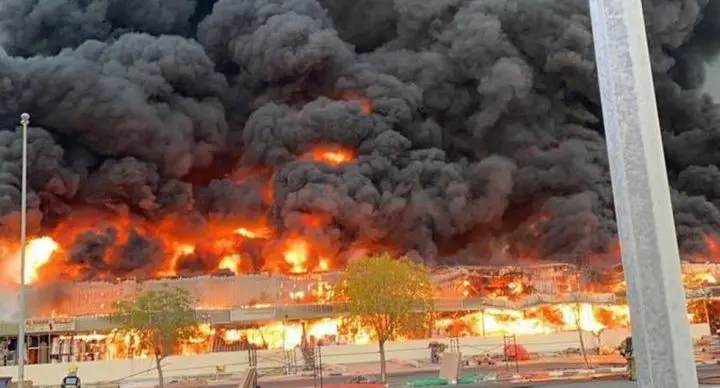 Fuerte incendio se registra en un mercado de Emiratos Árabes Unidos