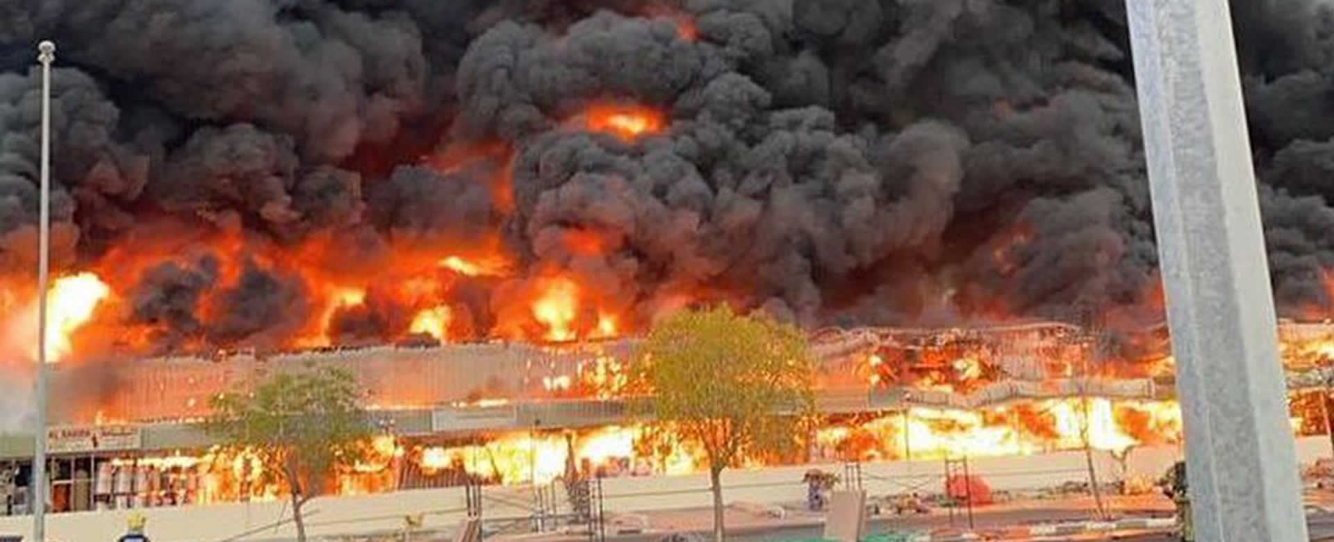 Fuerte incendio se registra en un mercado de Emiratos Árabes Unidos