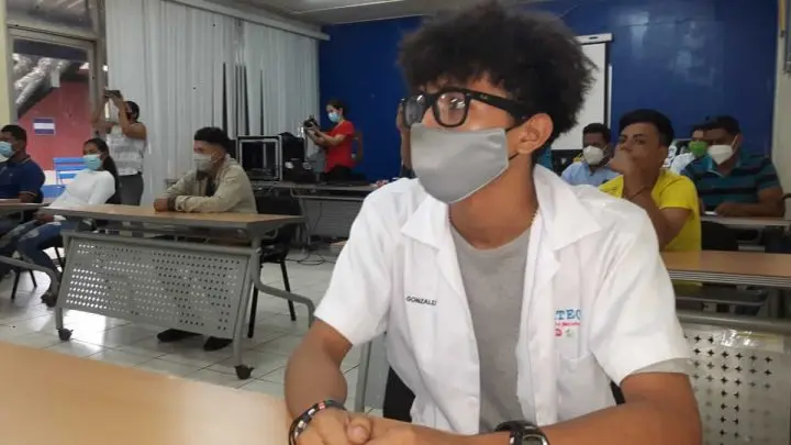 Estudiantes recibiendo clases en aula tecnológica.