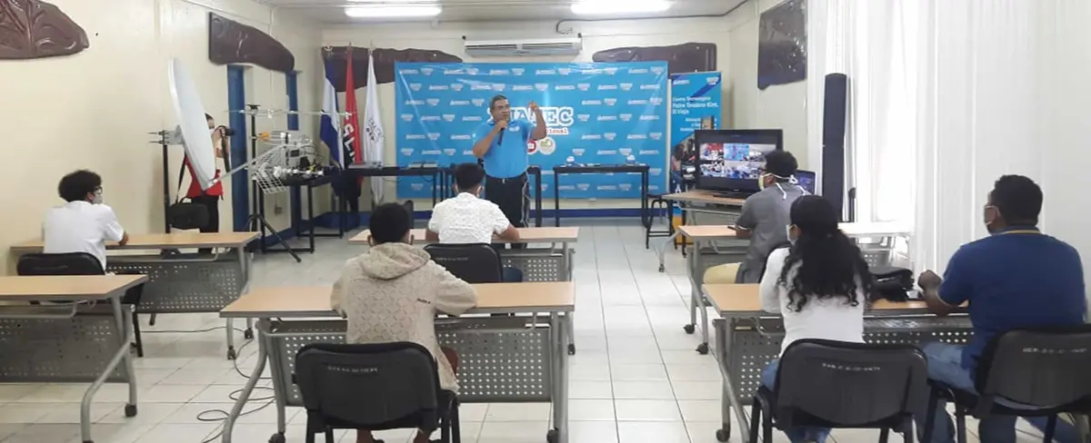 INATEC imparte mega clases a estudiantes de telecomunicaciones
