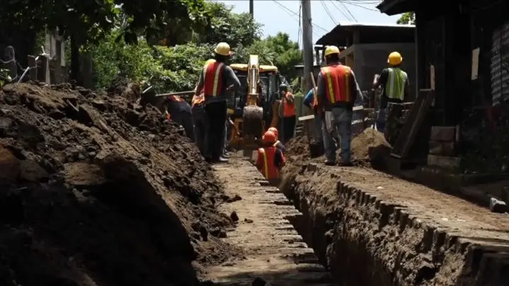 Cuadrilla de ENACAL trabajando en obras.