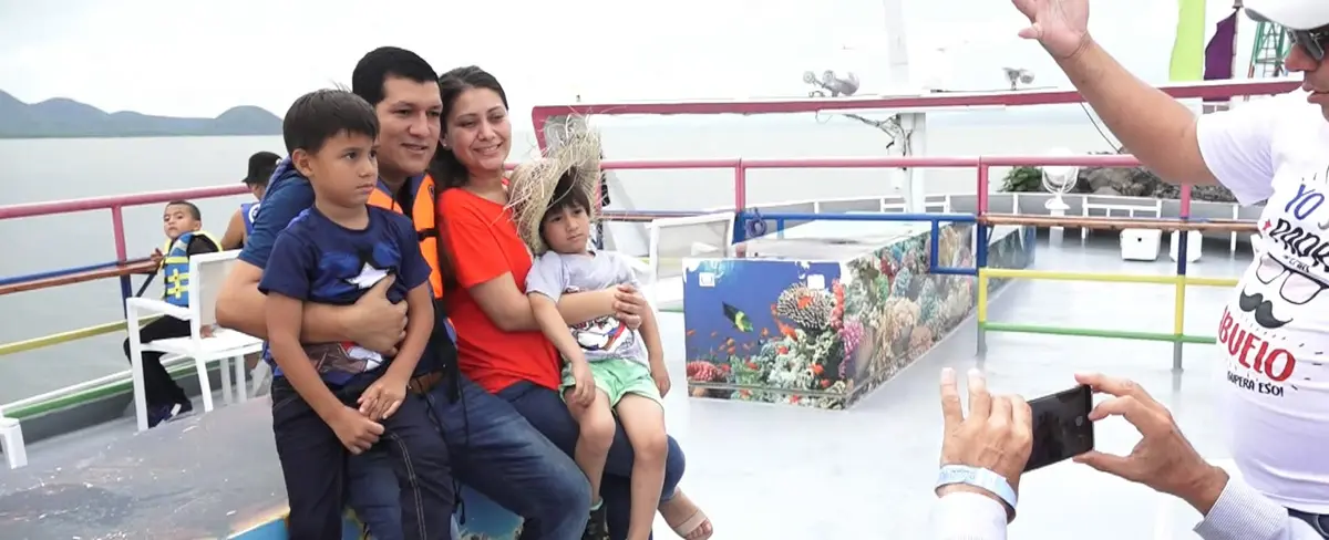 Familias navegan sobre las aguas del Lago Xolotlán en el Momotombito
