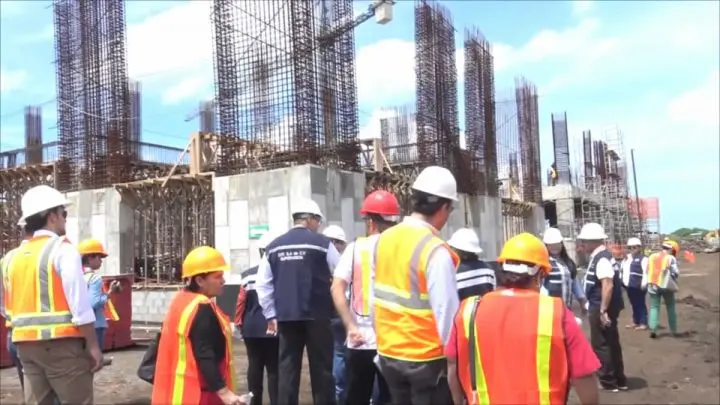 Autoridades de salud recorriendo cosntrucción del hospital en Chinandega.