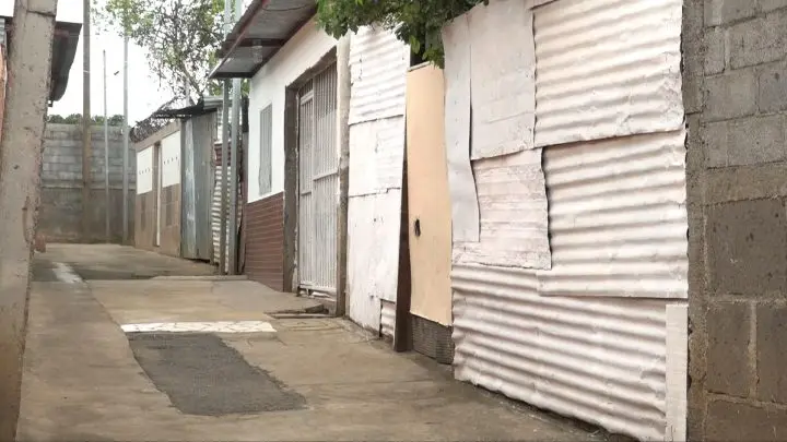 Pobladores del barrio René Cisneros inauguran alcantarillado sanitario