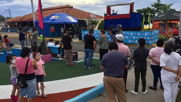Personas viendo una presentación de titeres.