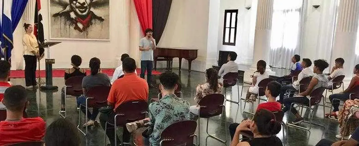Poetas de la Paz conmemoran el 42 aniversario del asalto al Palacio Nacional